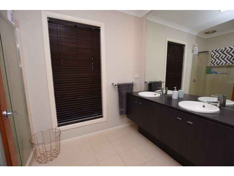 25 Gallery Way, Pakenham VIC 3810