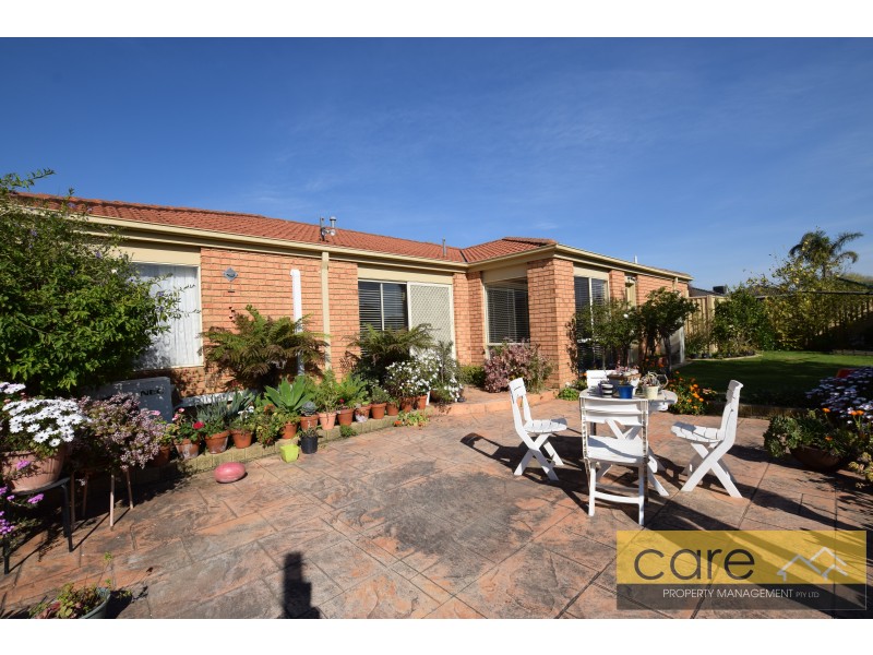 13 Peveril Crescent, Cranbourne North VIC 3977