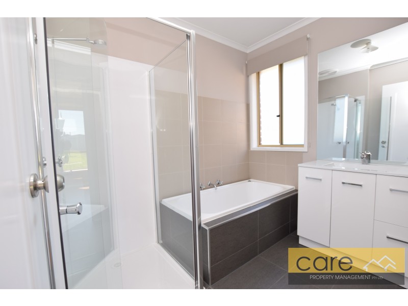 32 Justin Circuit, Hampton Park VIC 3976