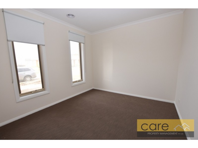 5 Stature Ave, Clyde North VIC 3978