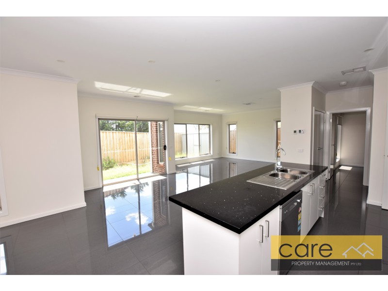 102 A Oaktree Drive, Hampton Park VIC 3976