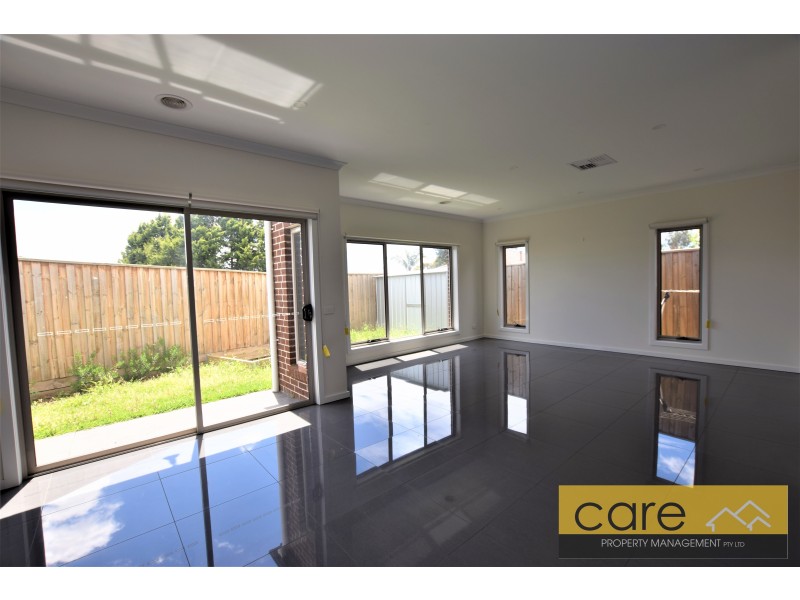 102 A Oaktree Drive, Hampton Park VIC 3976