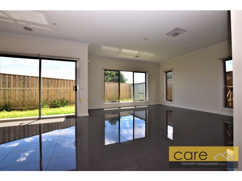 102 A Oaktree Drive, Hampton Park VIC 3976