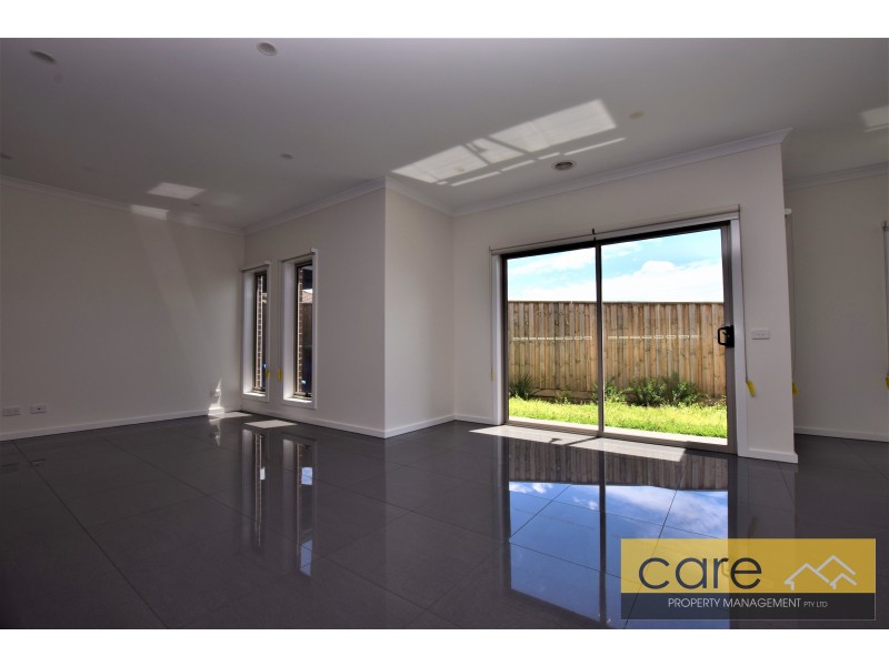 102 A Oaktree Drive, Hampton Park VIC 3976