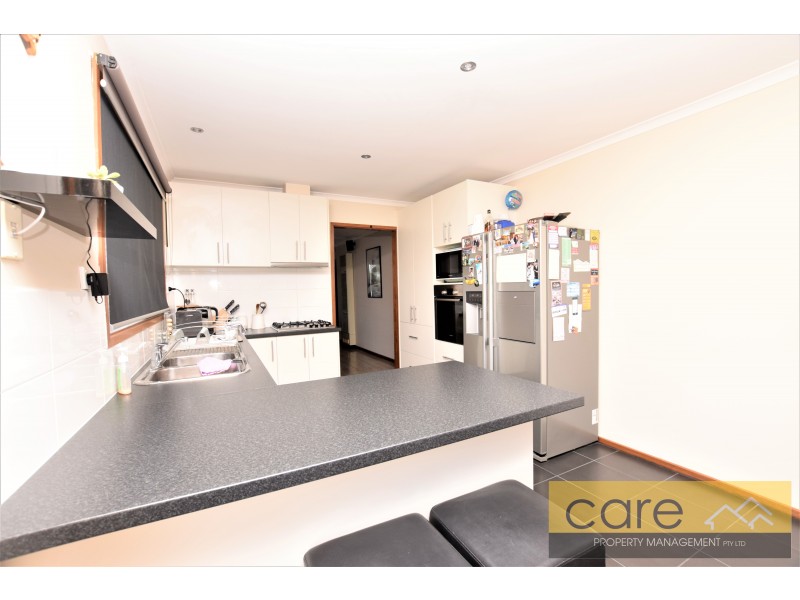 8 Kylie Court, Hampton Park VIC 3976