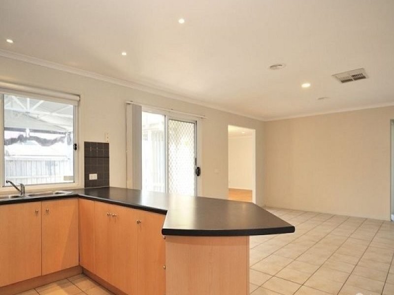 10 Hadley Circle, Narre Warren South VIC 3805