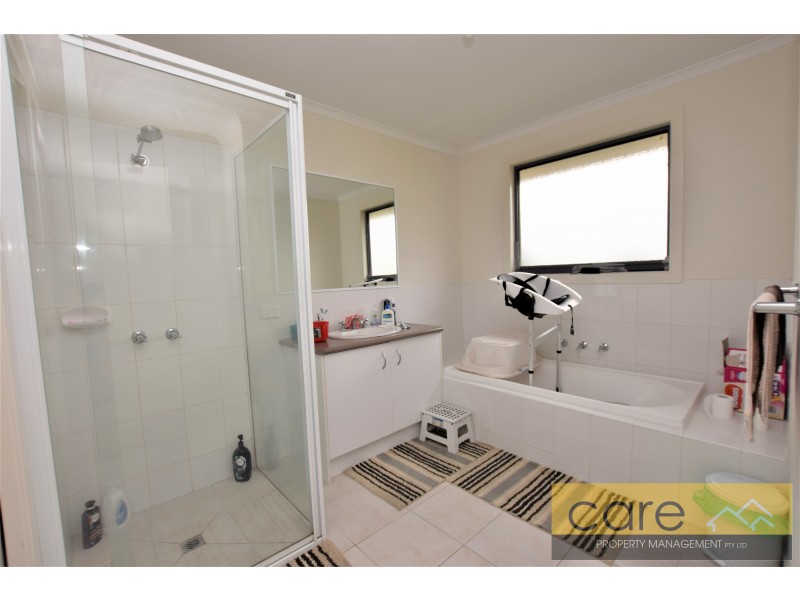 2/30 Simon Court, Hampton Park VIC 3976