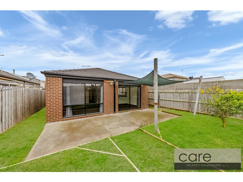 15 Sallys Run, Hampton Park VIC 3976