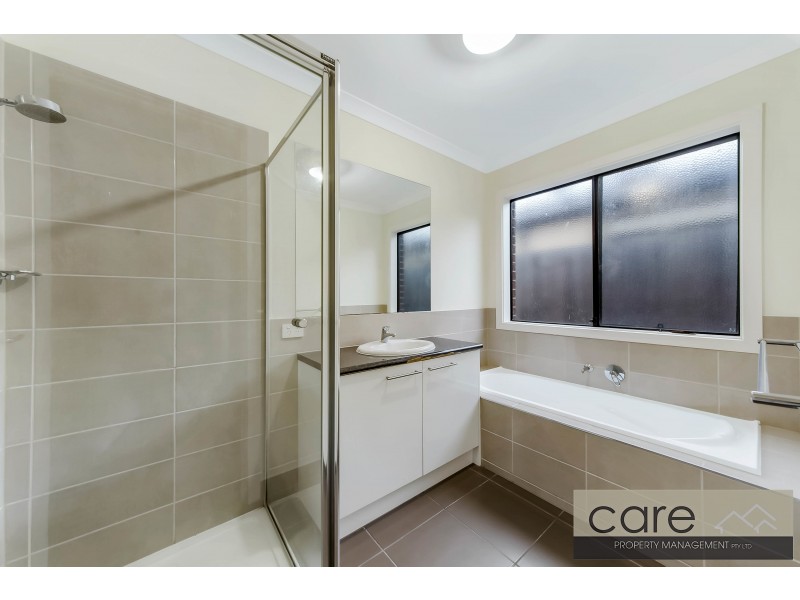 15 Sallys Run, Hampton Park VIC 3976
