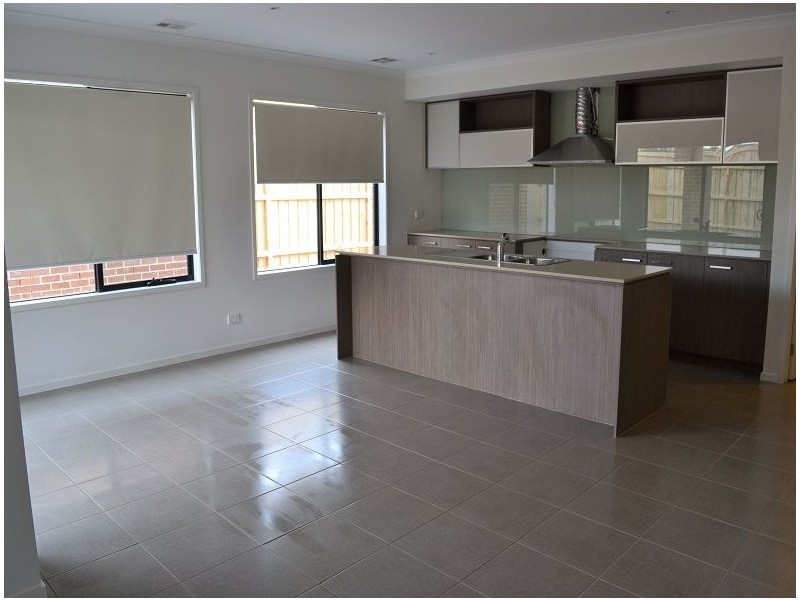 10 Barcelona Ave, Clyde North VIC 3978