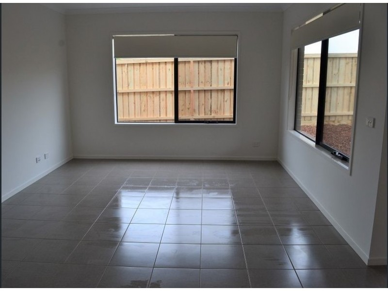 10 Barcelona Ave, Clyde North VIC 3978