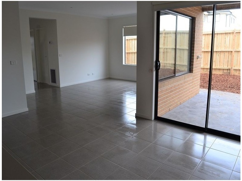 10 Barcelona Ave, Clyde North VIC 3978