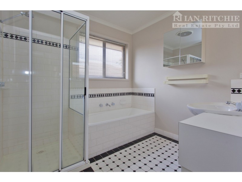 2/951 Padman Drive, West Albury NSW 2640