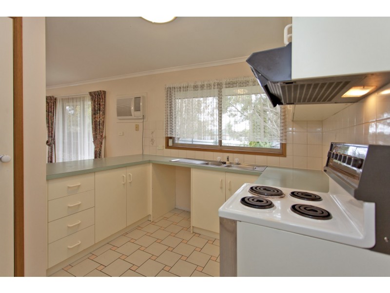 2/17 Neptune Drive, Lavington NSW 2641