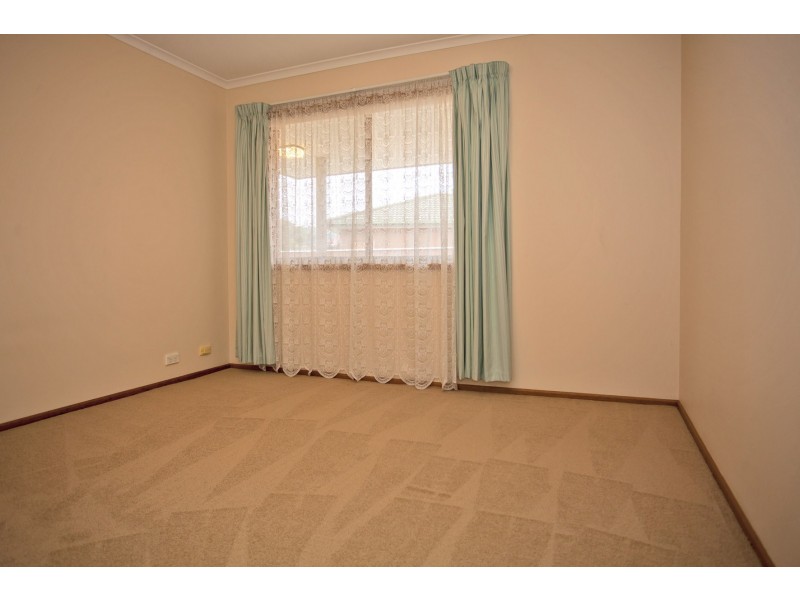 2/17 Neptune Drive, Lavington NSW 2641