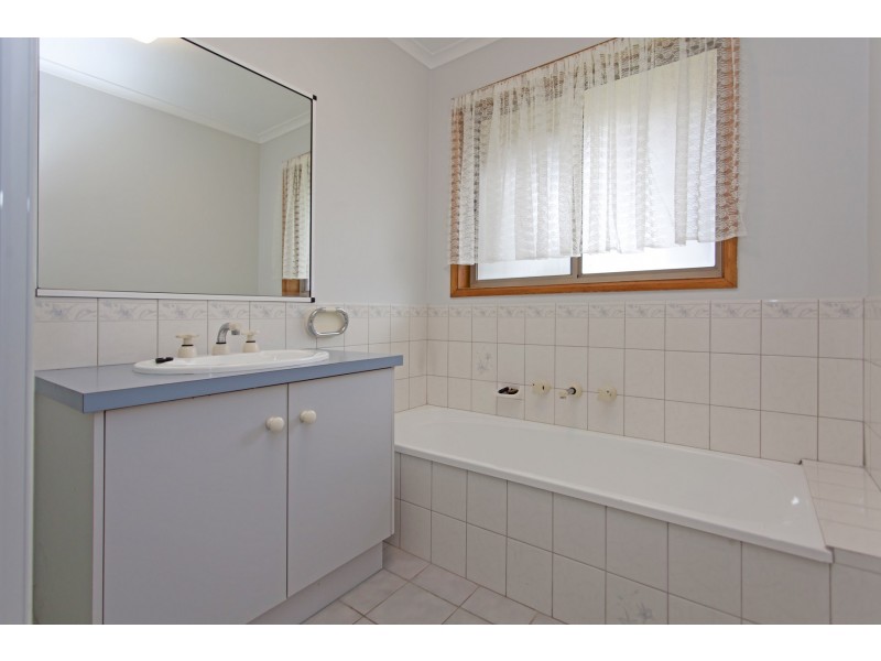 2/17 Neptune Drive, Lavington NSW 2641