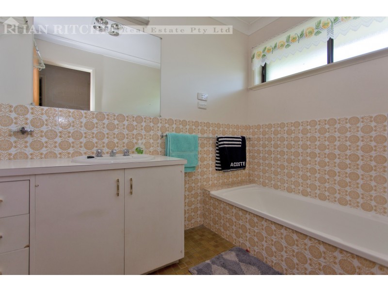 381 Elton Court, Lavington NSW 2641