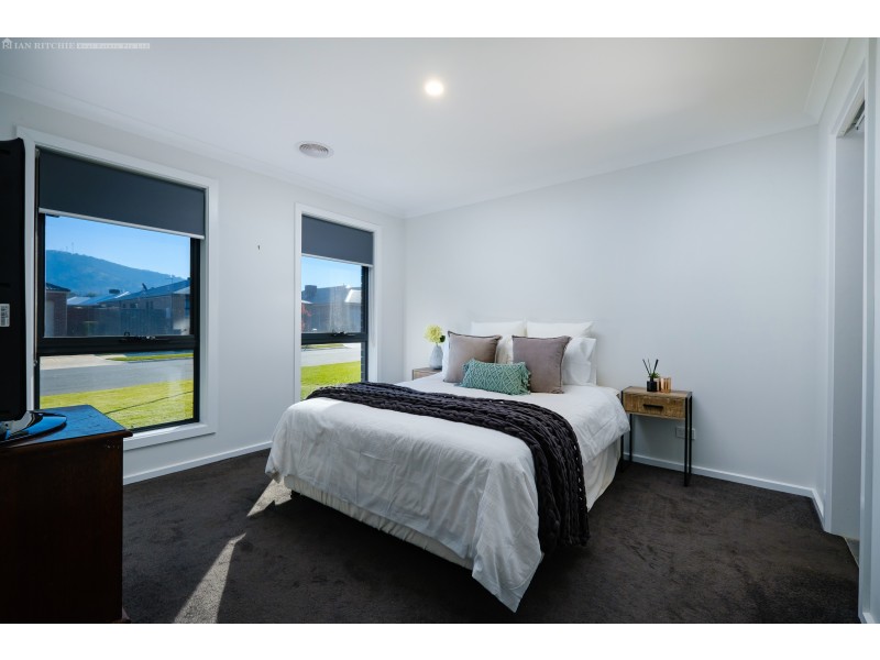 19 Lankester Court, Thurgoona NSW 2640
