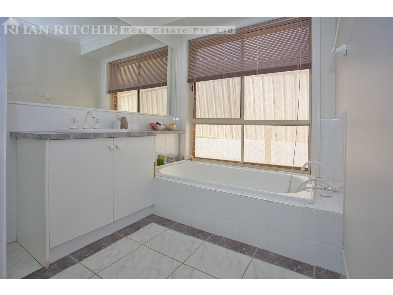 8 Helsingor Avenue, Wodonga VIC 3690