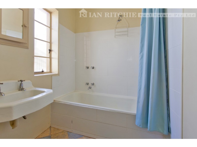 2/919 Mate Street, Lavington NSW 2641