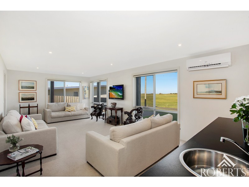 24 Schomberg Road, Peterborough VIC 3270
