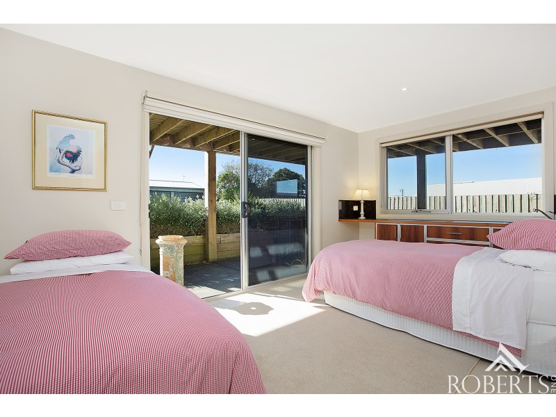 24 Schomberg Road, Peterborough VIC 3270