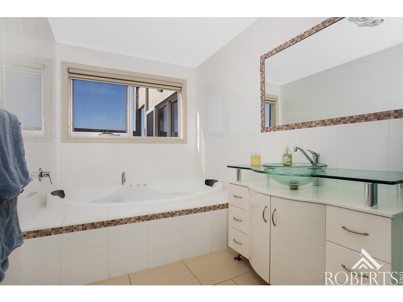 24 Schomberg Road, Peterborough VIC 3270