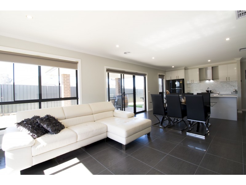 130 Litchfield Drive, Thurgoona NSW 2640