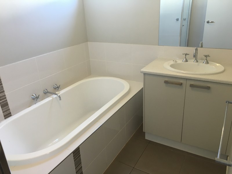 8 Henschke Avenue, Thurgoona NSW 2640