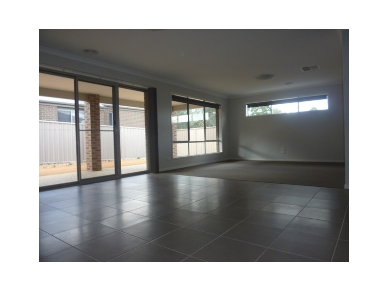 8 Henschke Avenue, Thurgoona NSW 2640