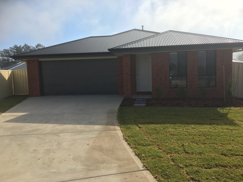 16 Lea Court, Lavington NSW 2641