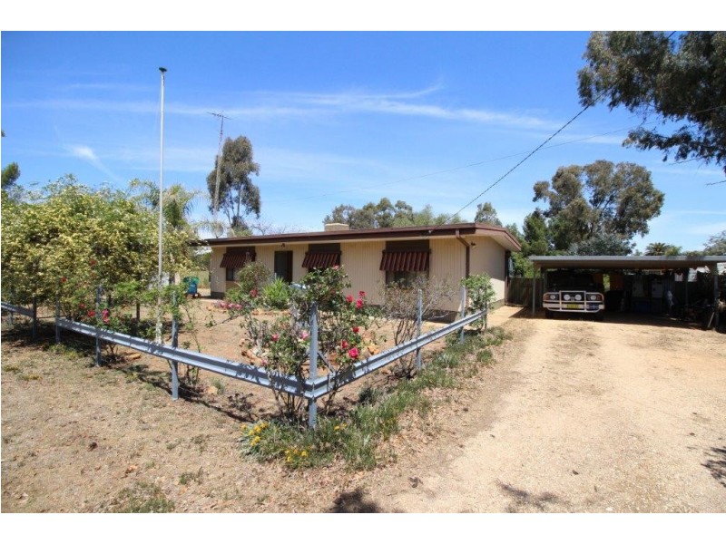 9 Lachlan Street, Boree Creek NSW 2652