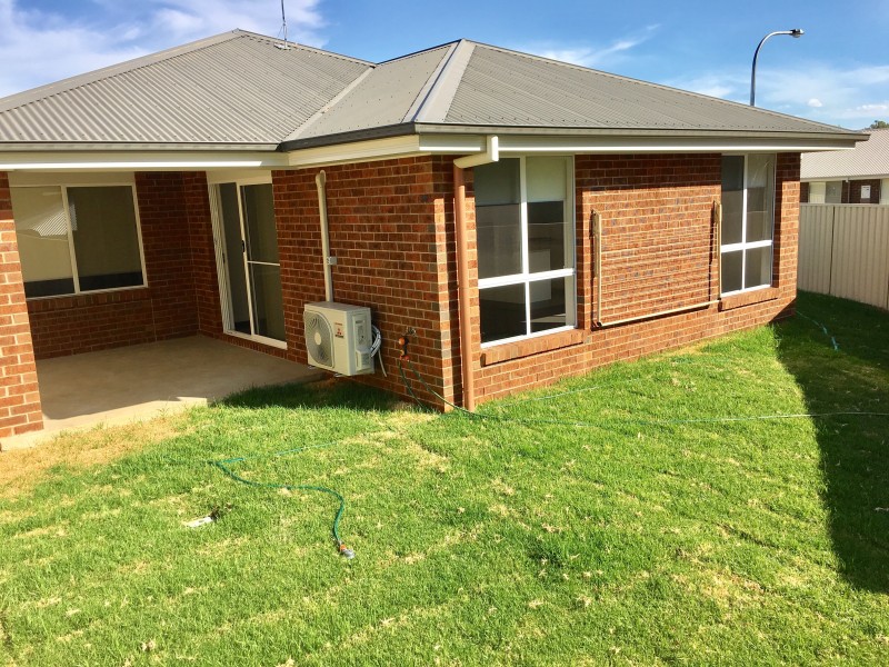 5 Hazeldene Place, Lavington NSW 2641
