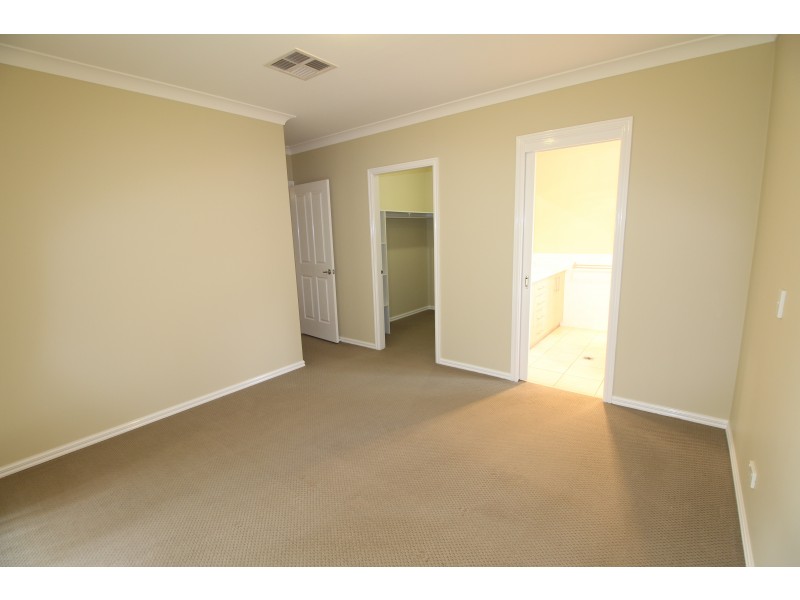 5 Prestwick Place, West Wodonga VIC 3690