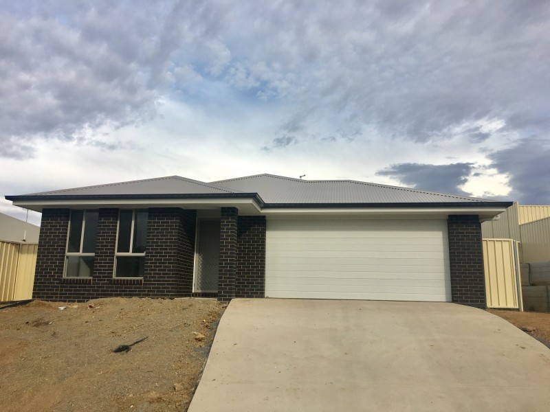 13 Royce Crescent, Lavington NSW 2641