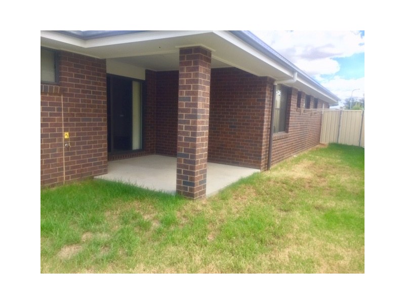 18a Royce Crescent, Lavington NSW 2641