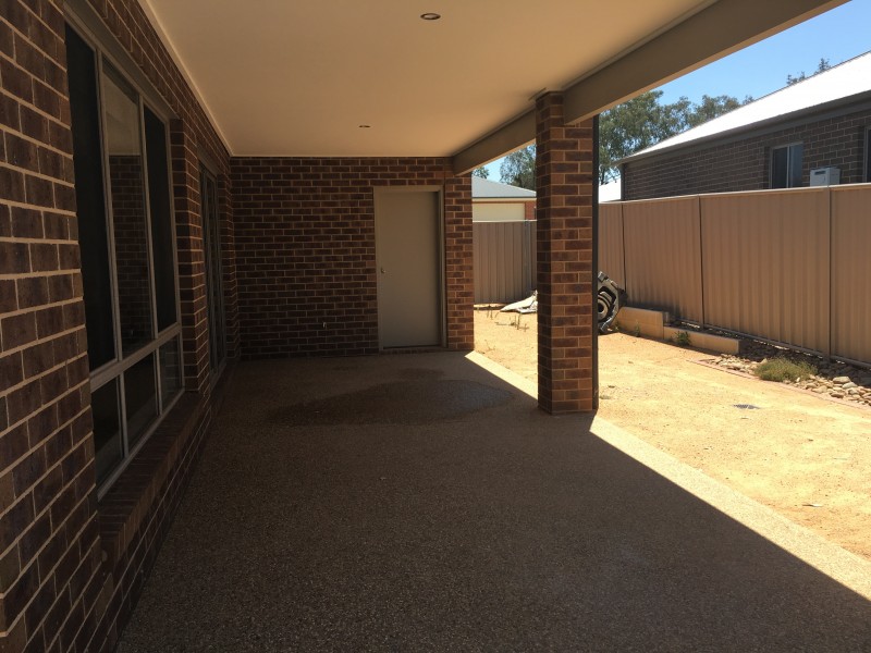 8 Henschke Avenue, Thurgoona NSW 2640