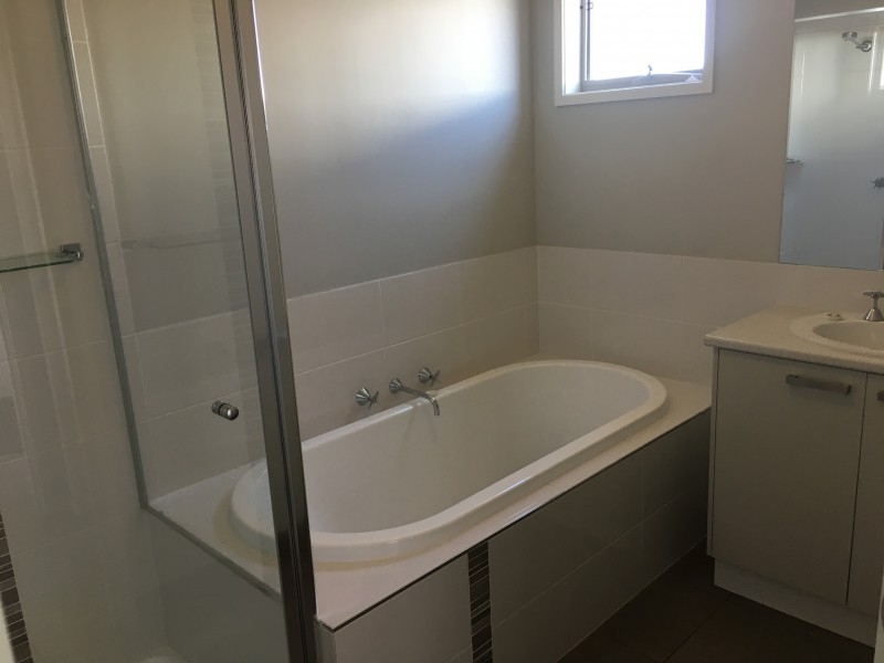 8 Henschke Avenue, Thurgoona NSW 2640