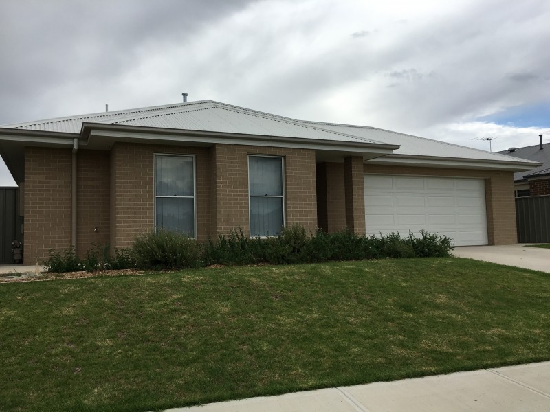 81 Cambridge Drive, Thurgoona NSW 2640