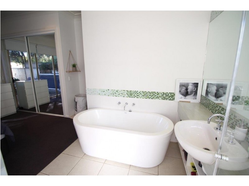 592 Heathwood Avenue, Lavington NSW 2641