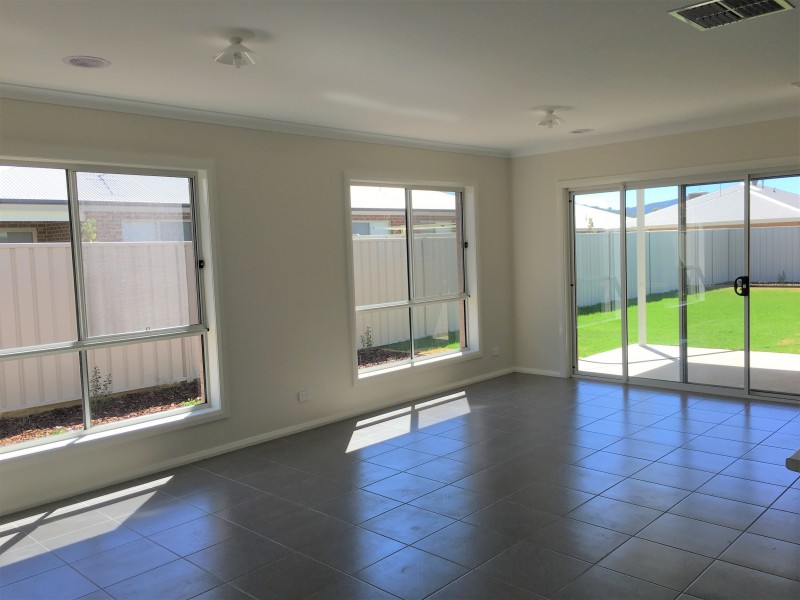 100 Greta Drive, Lavington NSW 2641