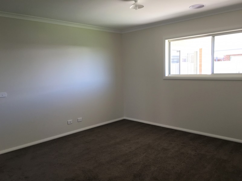 100 Greta Drive, Lavington NSW 2641