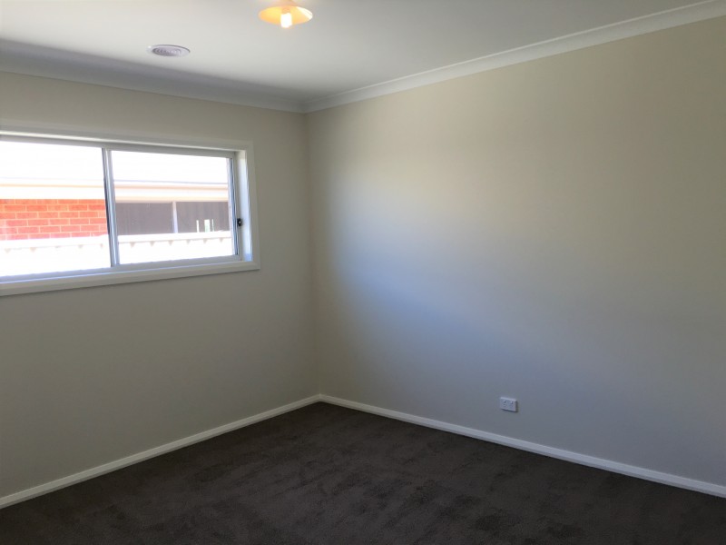 100 Greta Drive, Lavington NSW 2641