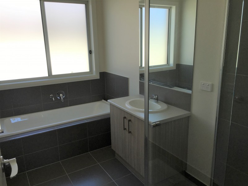 100 Greta Drive, Lavington NSW 2641