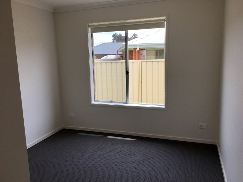 37 Royce Crescent, Lavington NSW 2641