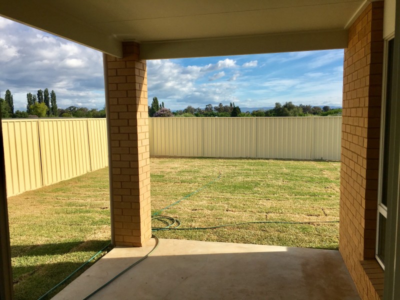 37 Royce Crescent, Lavington NSW 2641