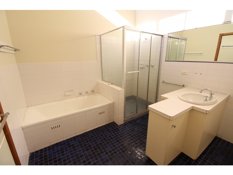 2/327 Urana Road, Lavington NSW 2641