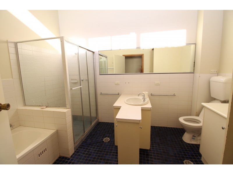 2/327 Urana Road, Lavington NSW 2641