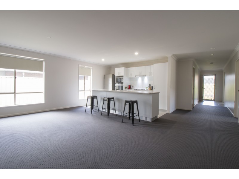 60 Royce Crescent, Lavington NSW 2641