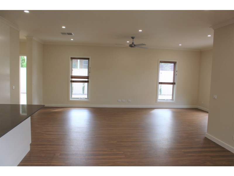 2/458 Union Road, Lavington NSW 2641